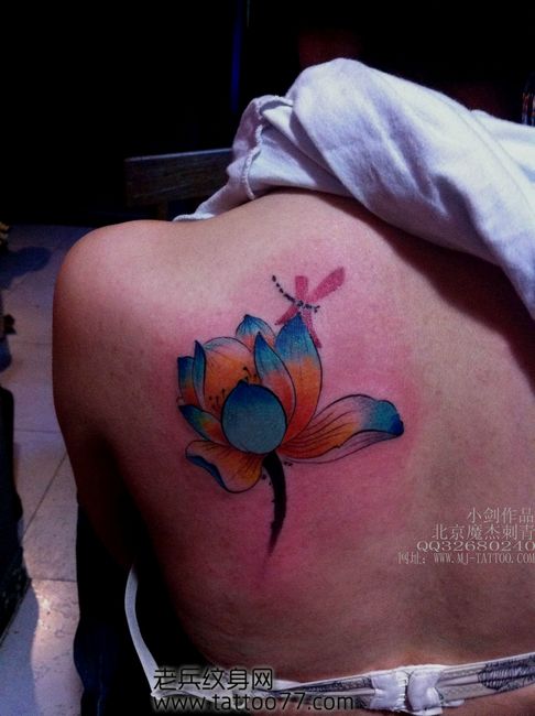 时尚精美的肩部莲花蜻蜓纹身图案