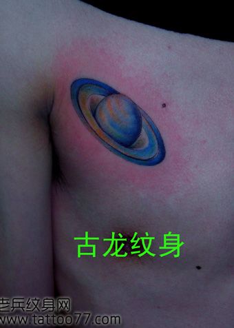 胸部彩色小星球纹身图案