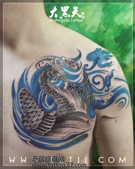一款胸部好看的凤凰纹身图案