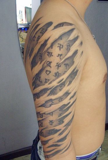 手臂经典的撕皮效果梵文纹身图案