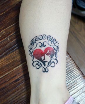 美女腿部好看的爱心字母纹身图案