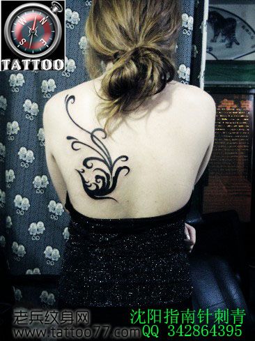 美女背部经典时尚的图腾凤凰纹身图案