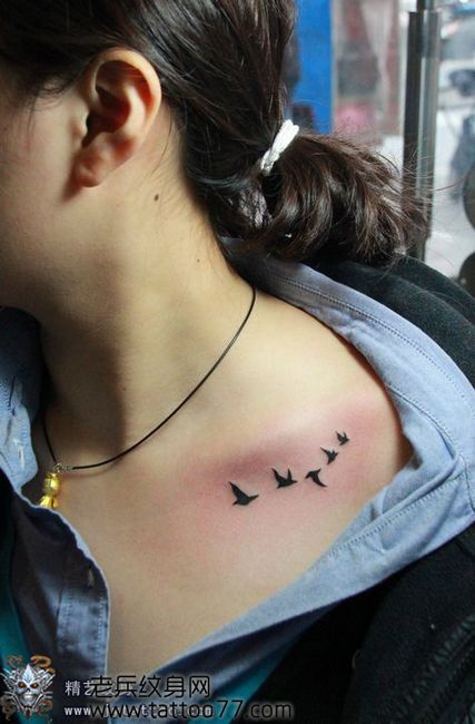 美女胸部流行的小鸟纹身图案