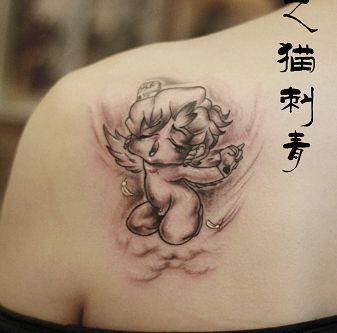 女孩子肩背可爱的小天使丘比特纹身图案