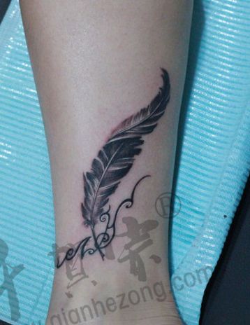 女孩子腿部时尚好看的羽毛纹身图案