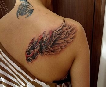 女孩子肩背机械翅膀纹身图案