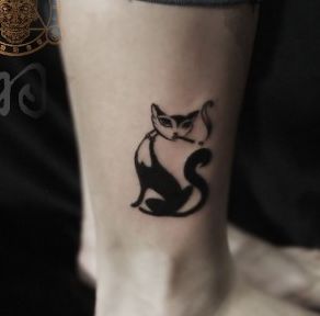 女孩子腿部可爱流行的图腾猫咪纹身图案