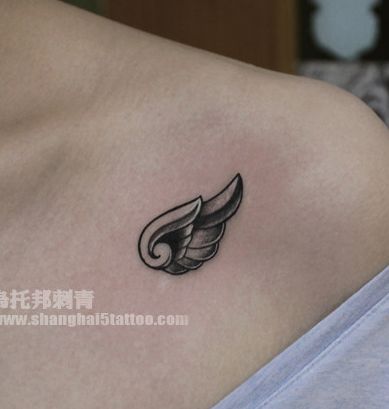 女孩子肩部小巧唯美的翅膀纹身图案