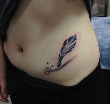 一款女生腹部时尚的羽毛纹身图案