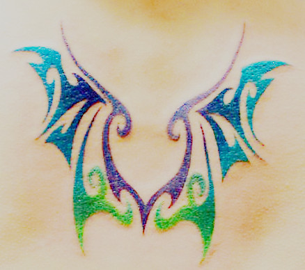 时尚的彩色图腾翅膀纹身图案