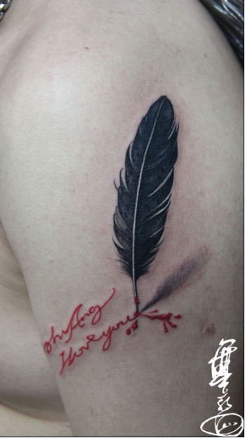 手臂时尚精美的羽毛字母纹身图案