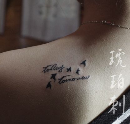 女孩子肩部好看的小鸟字母纹身图案