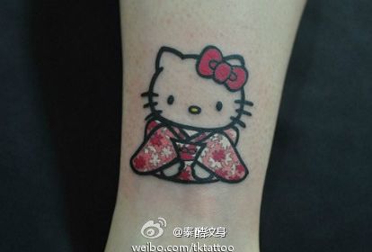 女孩子腿部可爱猫咪纹身图案