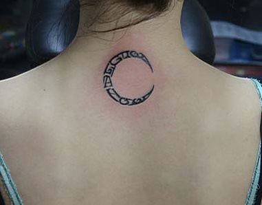 女孩子颈部图腾字母月亮纹身图案