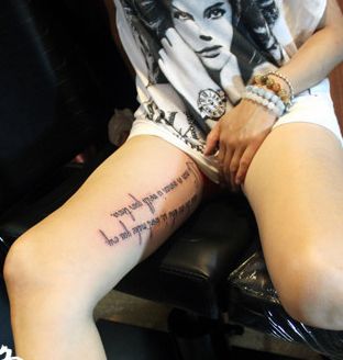 性感时尚的美女腿部字母纹身图案