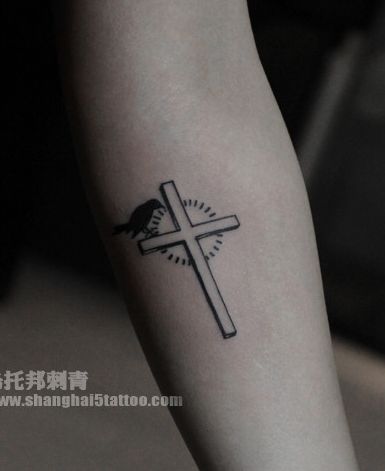 手臂小巧精美的十字架纹身图案