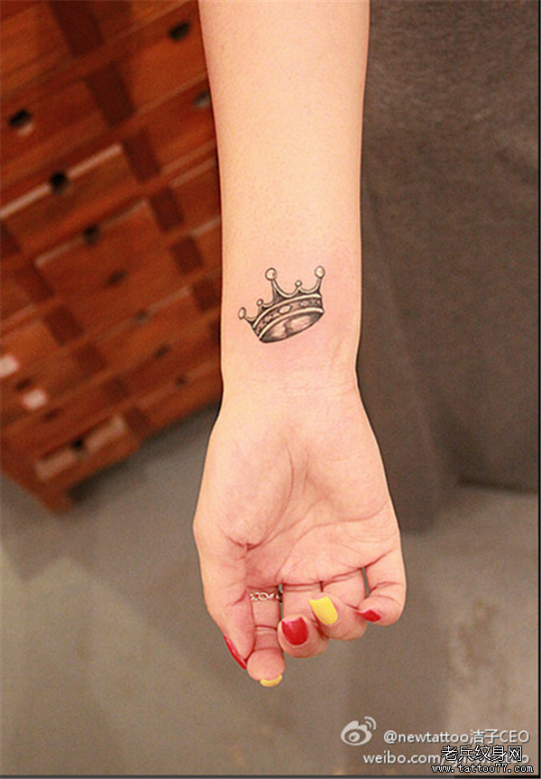 女性手腕皇冠纹身图案由武汉纹身店推荐